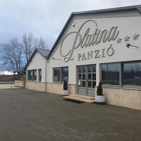 Platina Panzio*** Bed & Breakfast Ujhartyan ภายนอก รูปภาพ
