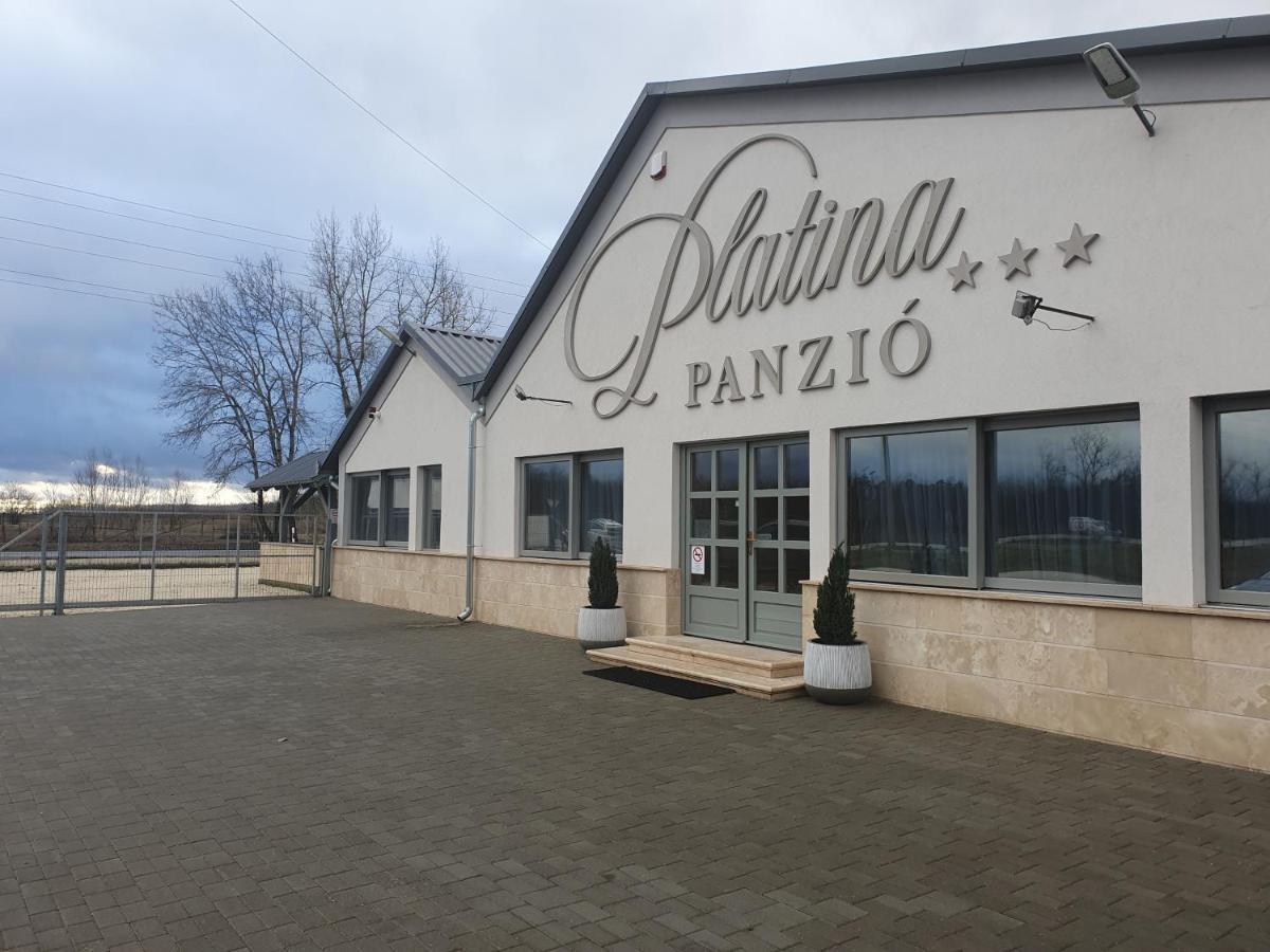 Platina Panzio*** Bed & Breakfast Ujhartyan ภายนอก รูปภาพ