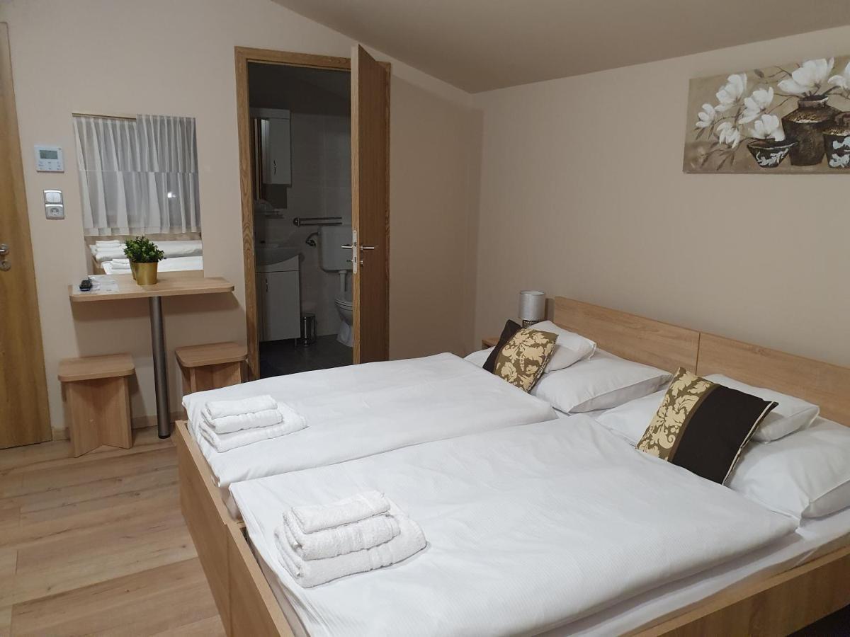 Platina Panzio*** Bed & Breakfast Ujhartyan ภายนอก รูปภาพ