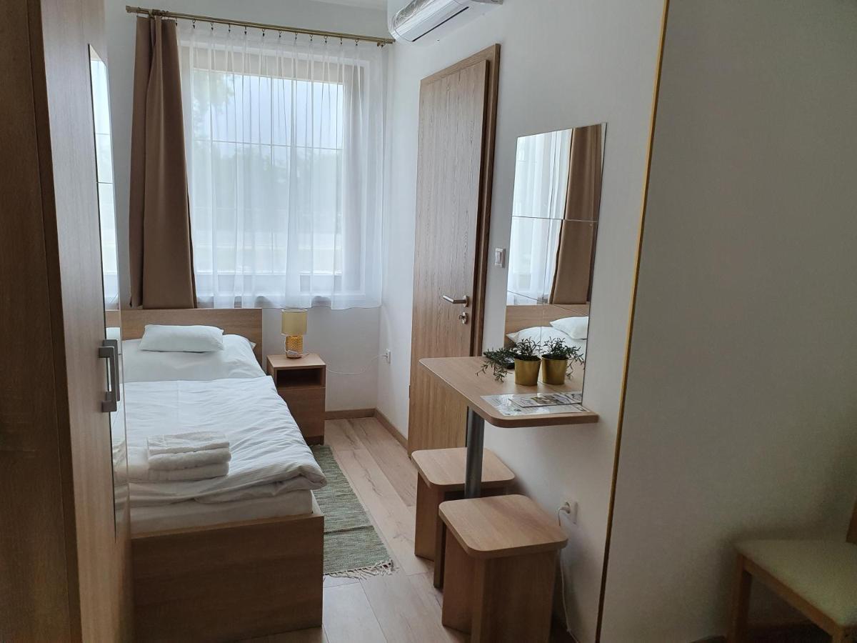 Platina Panzio*** Bed & Breakfast Ujhartyan ภายนอก รูปภาพ