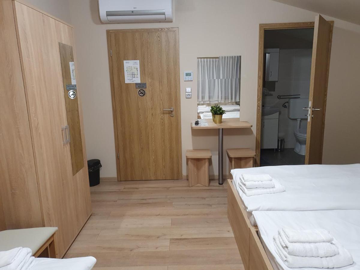 Platina Panzio*** Bed & Breakfast Ujhartyan ภายนอก รูปภาพ
