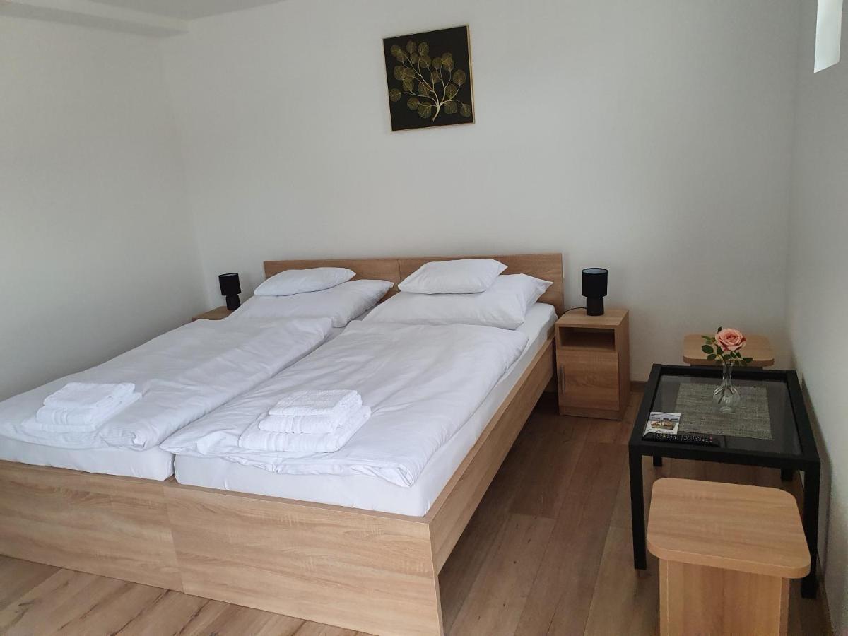 Platina Panzio*** Bed & Breakfast Ujhartyan ภายนอก รูปภาพ
